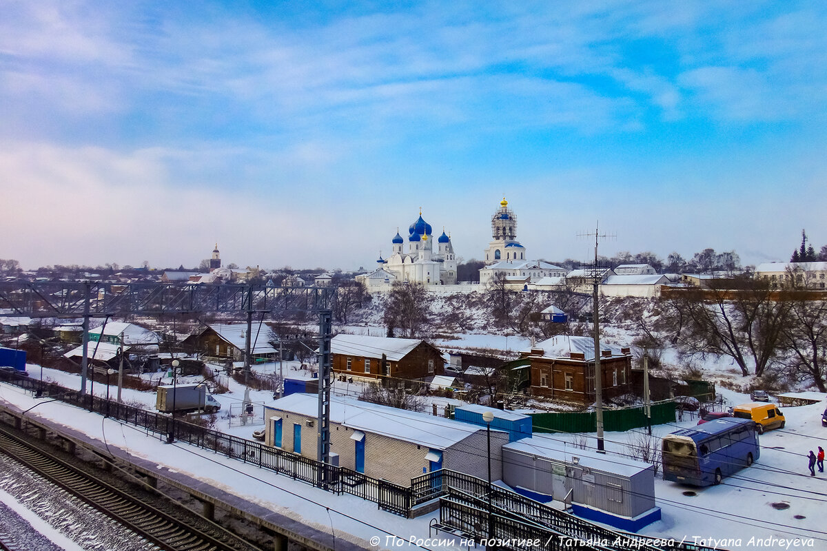 Вид с моста над железной дорогой на Свято-Боголюбский монастырь >>>