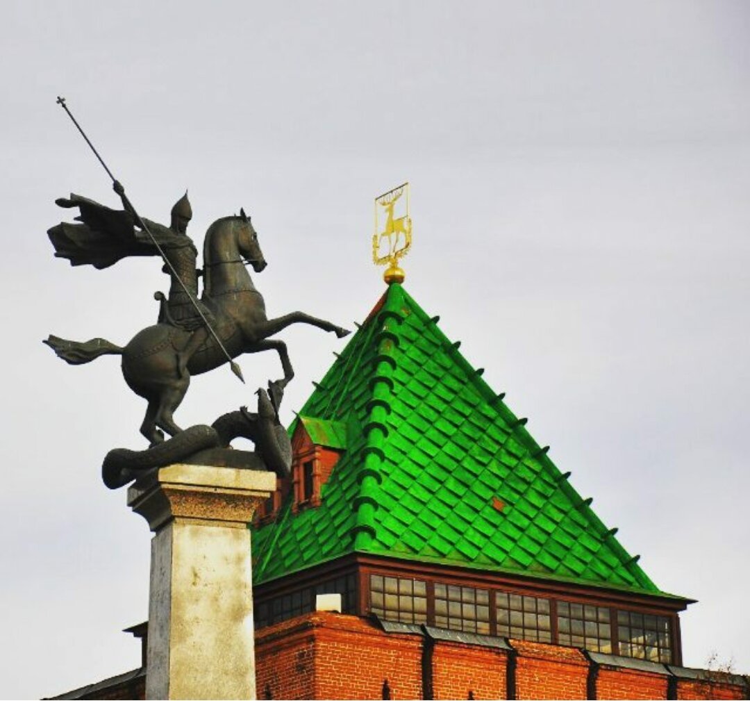 Стела со статуей Георгия Победоносца на фоне Дмитриевской башни Нижегородского кремля, фото автора, 2014 г.