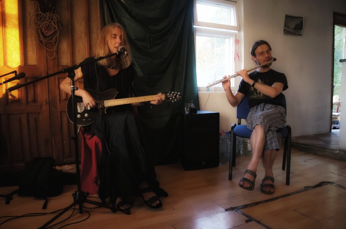 Рада (проект Рада и Терновник) и виновник моего появления на борту - Владимир Рязанский (в данный момент - флейтист в проекте "Дореволюционный советчик")