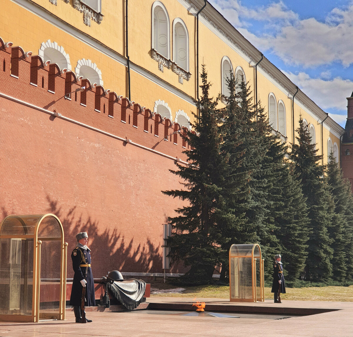 В центре композиции расположено надгробие из карельского кварцита, на котором лежат боевое знамя и солдатская каска из бронзы.