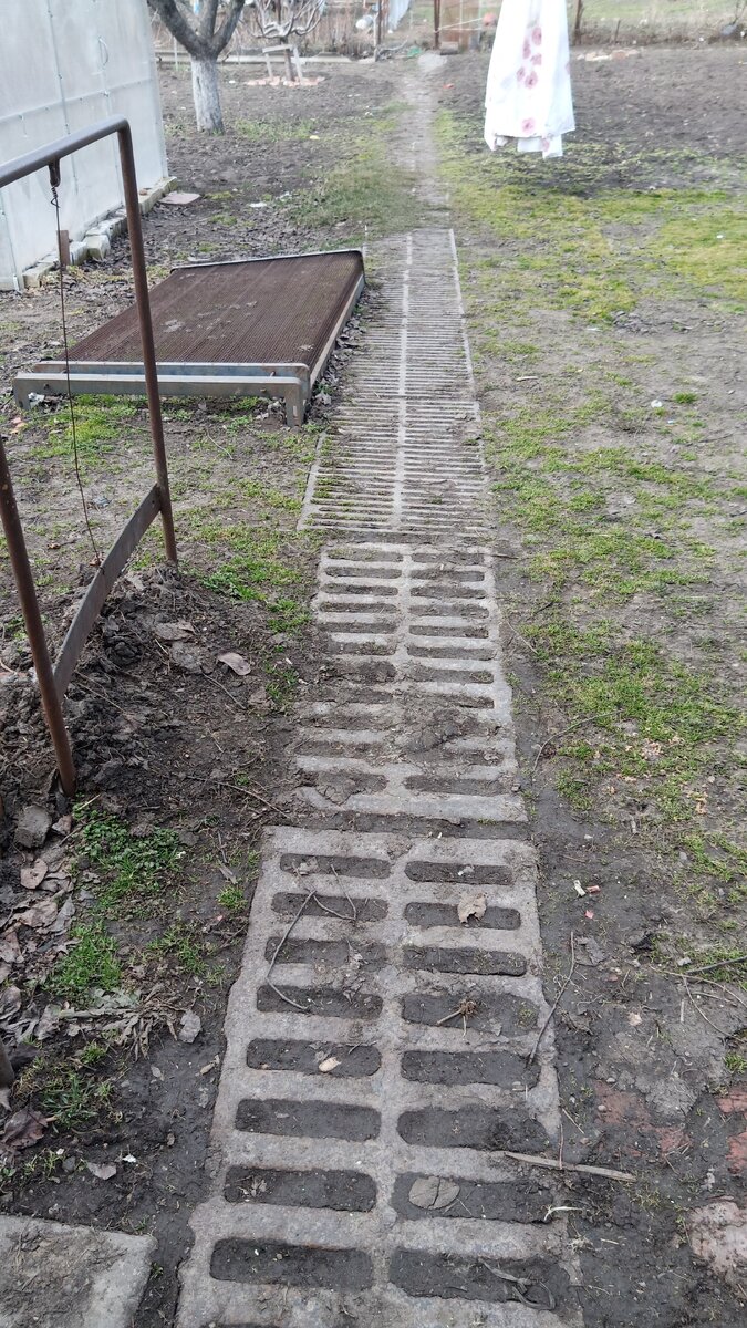 Вот такая дорожка была. До середины пять целых решеток а дальше все ушло в землю причем кусками. И по сути дорожка была только на половину