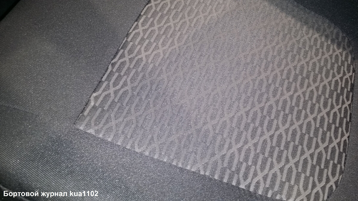 В центральной части сиденья имеют тиснение в виде буквы X, что является отличительной чертой и кузовных линий. Автор фотографии kua1102