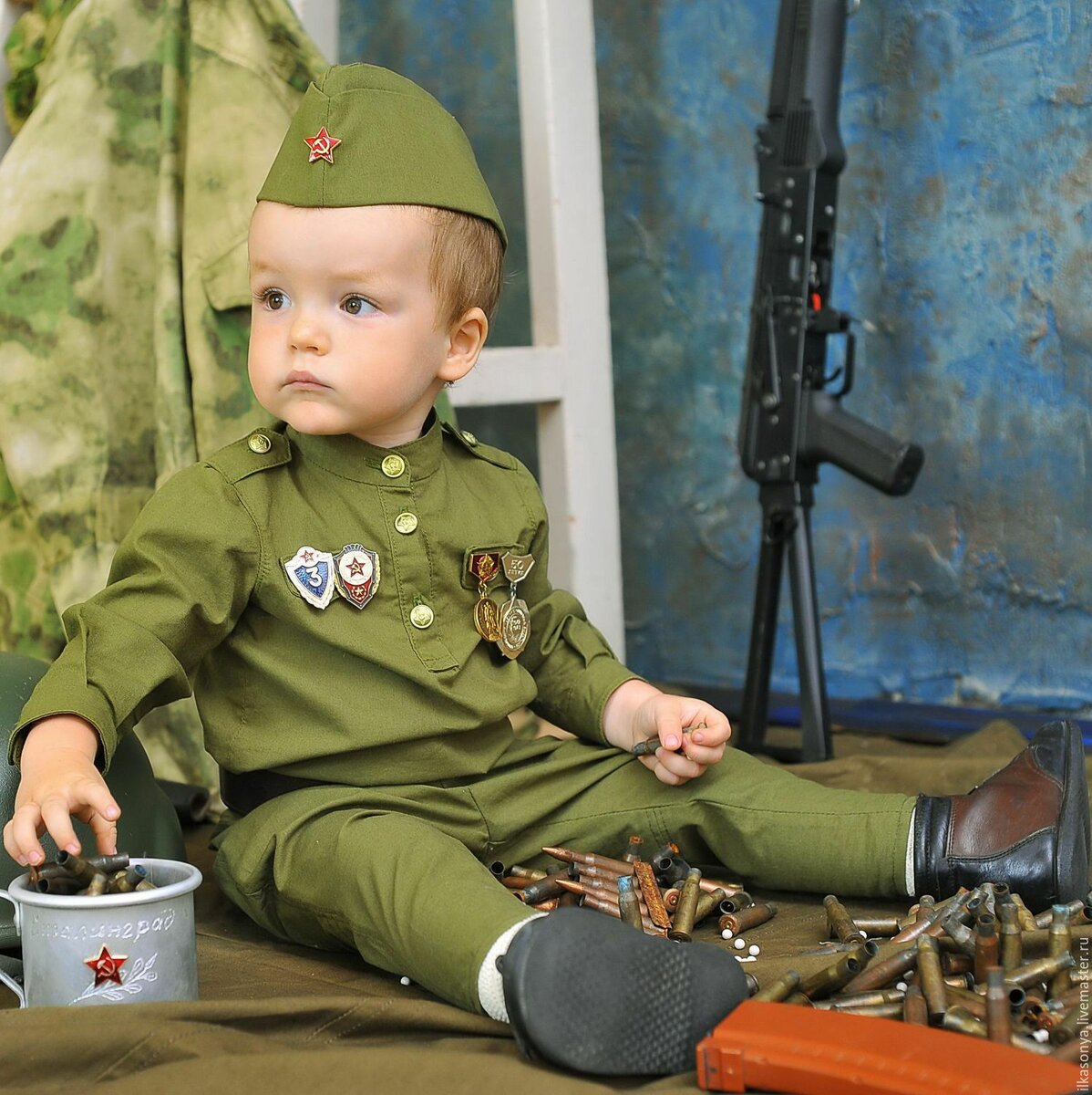 Маленький солдат. Дети в военной форме. Малыш в военной форме. Мальчик в военной форме. Мальчик в солдатской форме.