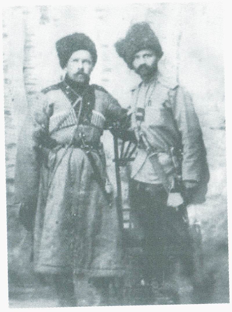 Хорунжий Сорокин справа на фото