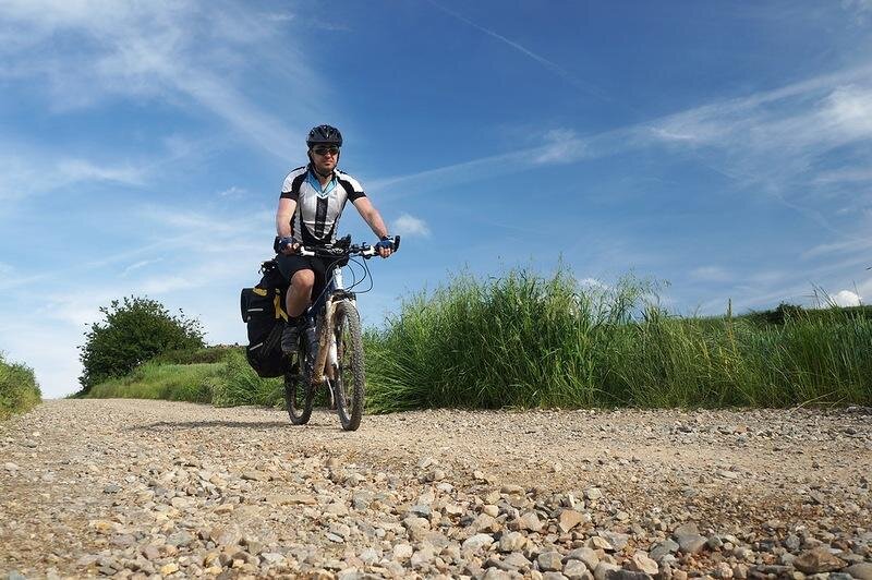 Путешествия на велосипедах в последние годы приобретают всё большую популярность, а с учётом пандемии и закрытых границ, объездить родные края на велосипеде — это отличный способ заменить отпуск в Турции. Так что же с собой должен иметь настоящий велопутешественник?

