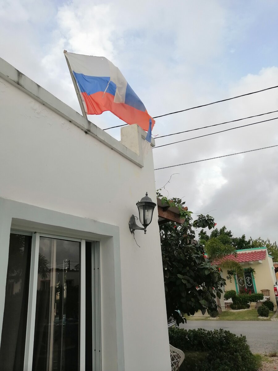 Край флага обтрепался на ветру. Да и цвета изрядно выгорели. Зато пусть всяк знает: здесь русские живут! Целая одна!