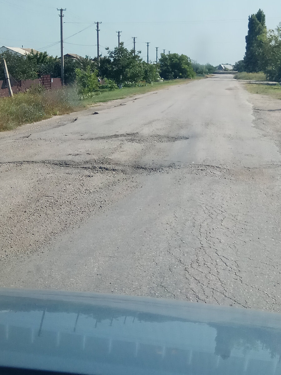 Дорога в Кировское (поселок городского типа), где много административных учреждений.
