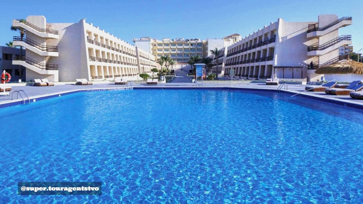 Вид на отель с бассейна