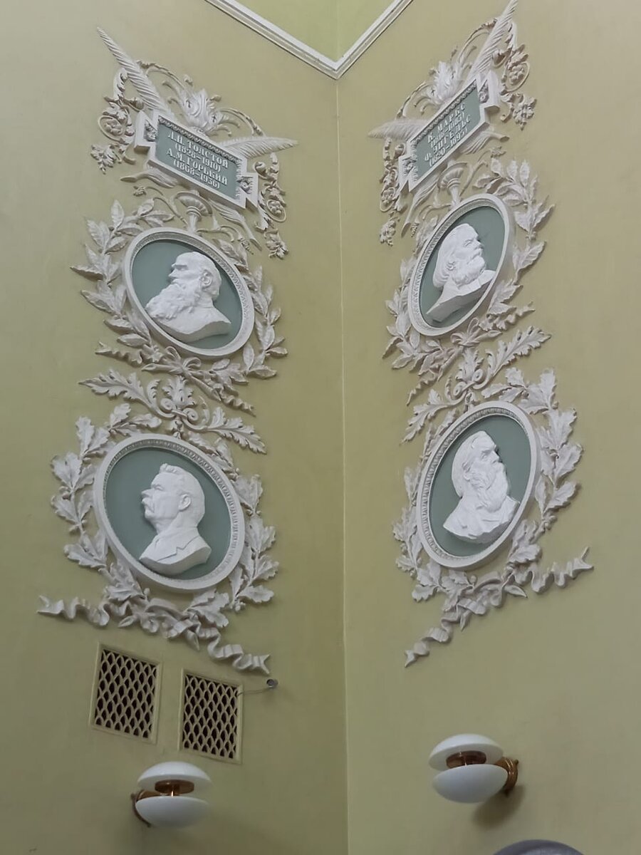 Медальоны с политическими деятелями, писателями