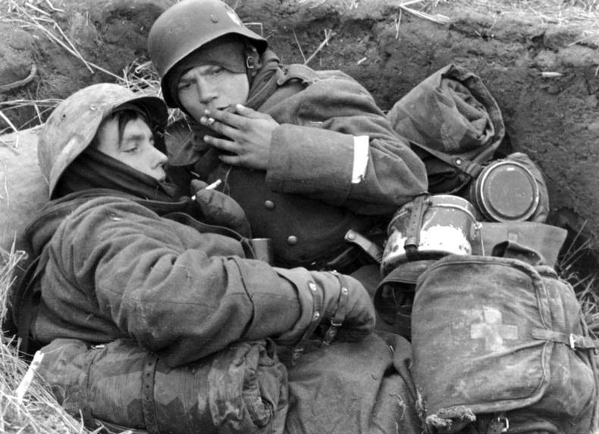 Немецкие солдаты в окопах 1945. Немецкие солдаты в окопах ВОВ. Немецкие солдаты 1 мировой войны в окопах.