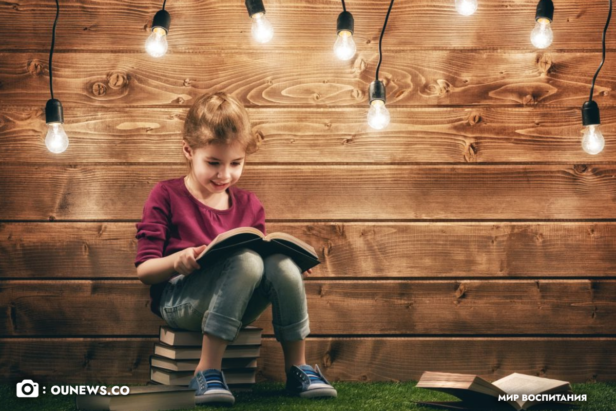 Сделайте ребёнку книжную полку с любимыми книгами.