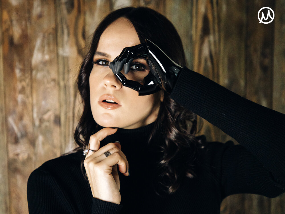 Позитивная кибер-дива Александра