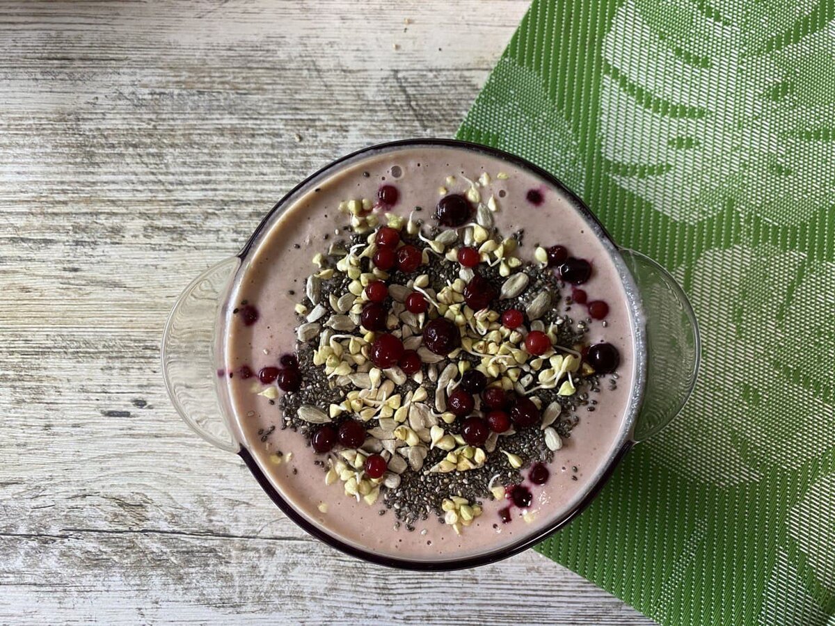 Готовая льняная каша, посыпанная семенами чиа, пророщенной зеленой гречкой, брусникой. На свой вкус можно добавить любые орехи, семечки, фрукты и ягоды.