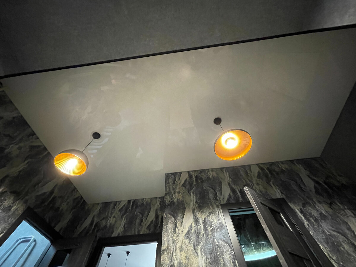 Первая прихожая. На фото черная полоса это уголок приклеенный на бетонную балку  