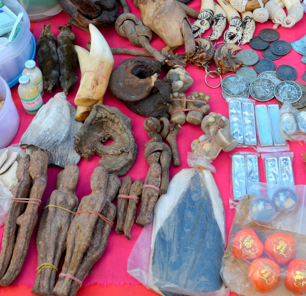 Вот например, какие разные интересные штуки можно купить в горном посёлке на границе Таиланда и Лаоса. Фото автора.