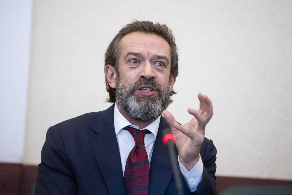 Пресс-конференция Владимира Машкова в Калининграде 26 апреля 2019 года. Артист показал участникам различные эмоции. Лицензия: CC BY-SA 4.0
Автор: Александр Подгорчук. Источник: wikimedia.org/wiki/Владимир_Машков