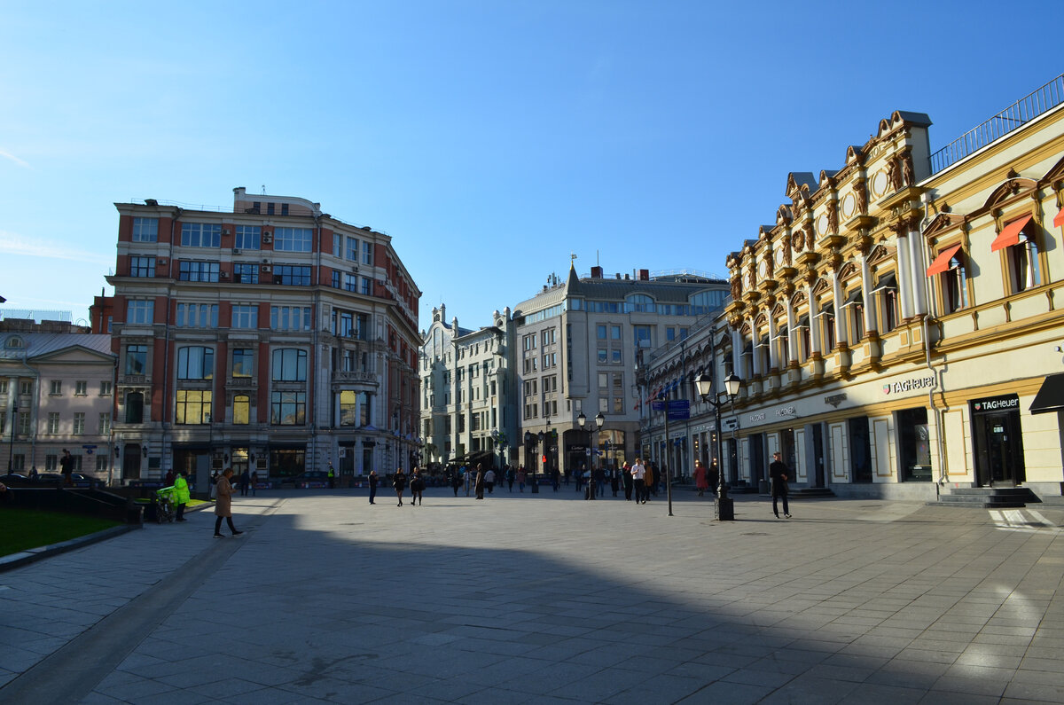 улица Кузнецкий мост. Слева здание выполнявшего по сюжету роль Статистического учреждения