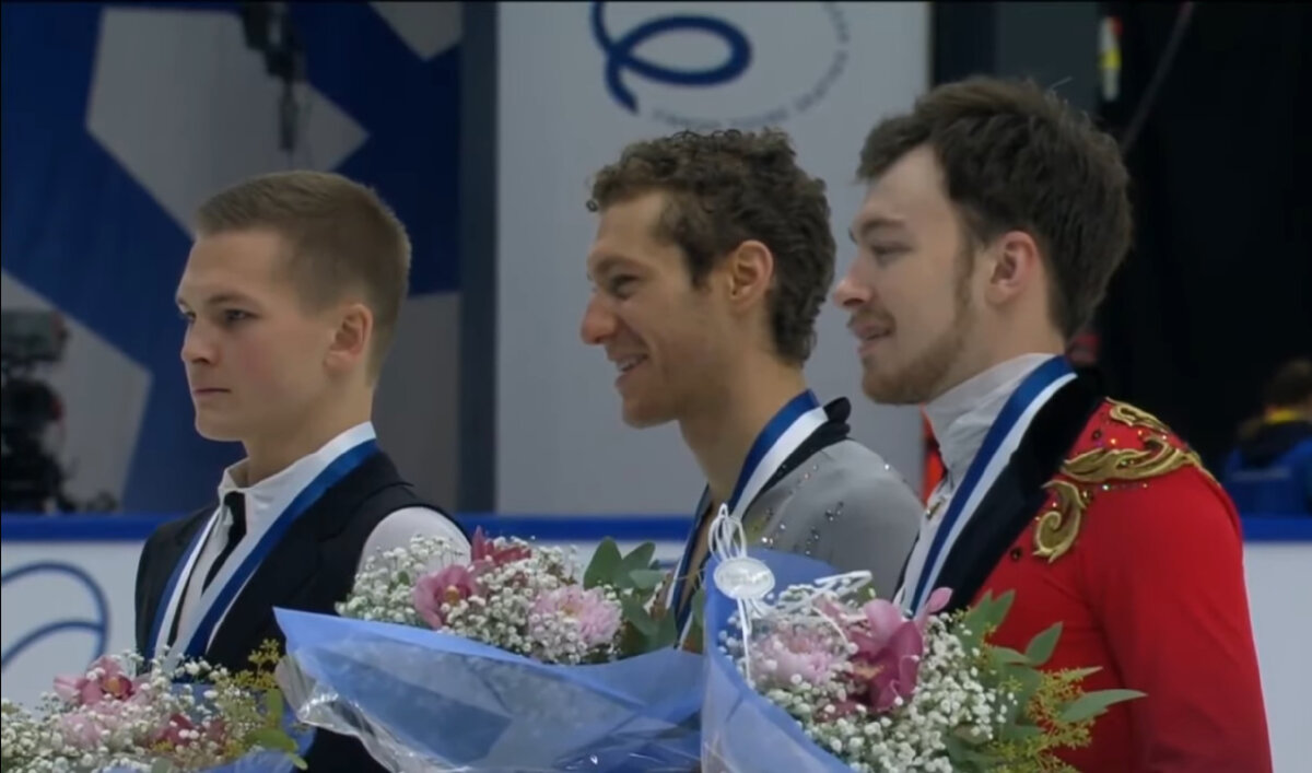 Михаилу после такого судейства не до улыбок...