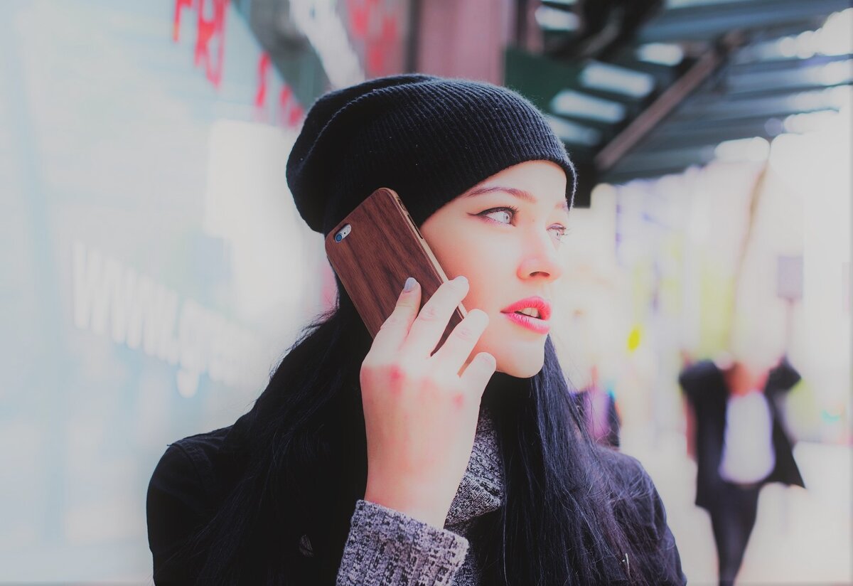 Девушка с телефоном. Фото из открытых источников.