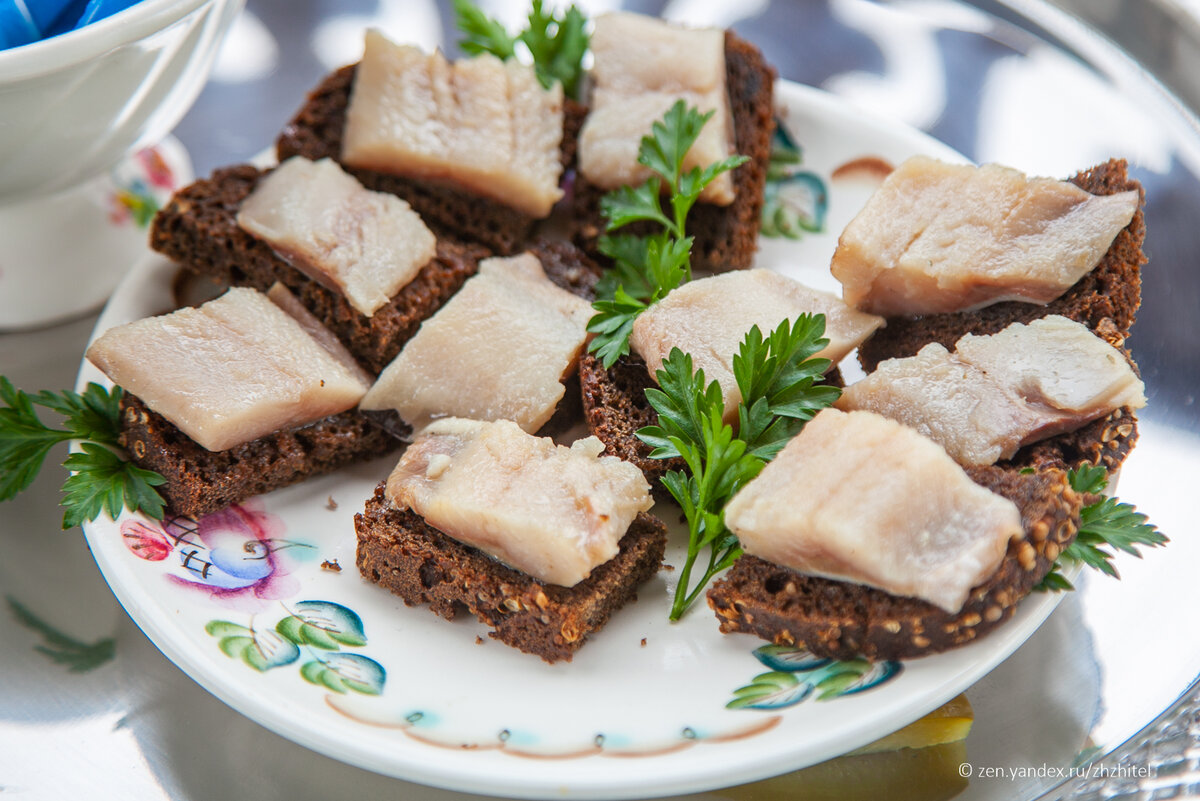 Яичный салат с солёными огурцами и редькой