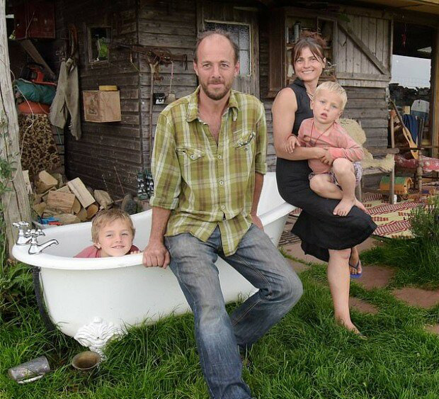 Барни Морис, Катус Янг с детьми - семья, отказавшаяся от благ цивилизации