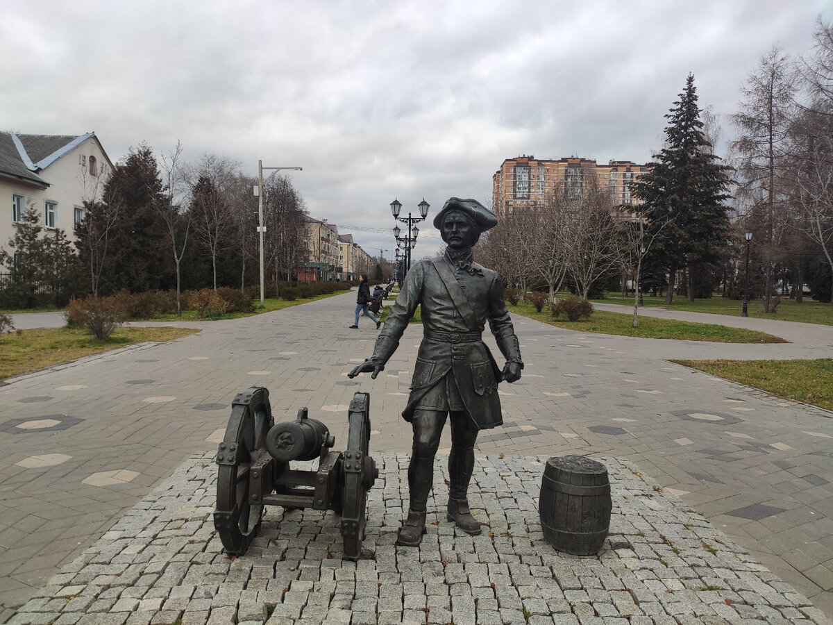 Город московский памятники. Памятник бомбардиру в Лосино-Петровском. Памятник Якову Брюсу в Лосино-Петровском. Лосино Петровский памятник солдату. Бывший памятник в Лосино Петровском.