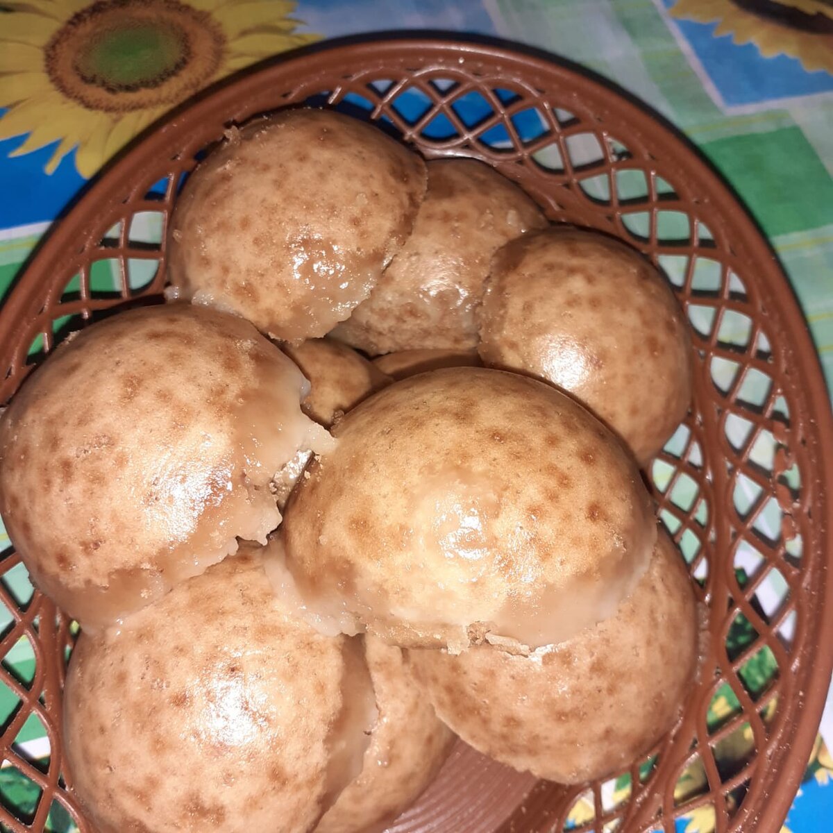 У меня они получились немного такие "мокрые", так как я не сразу убрала их с мантоварки