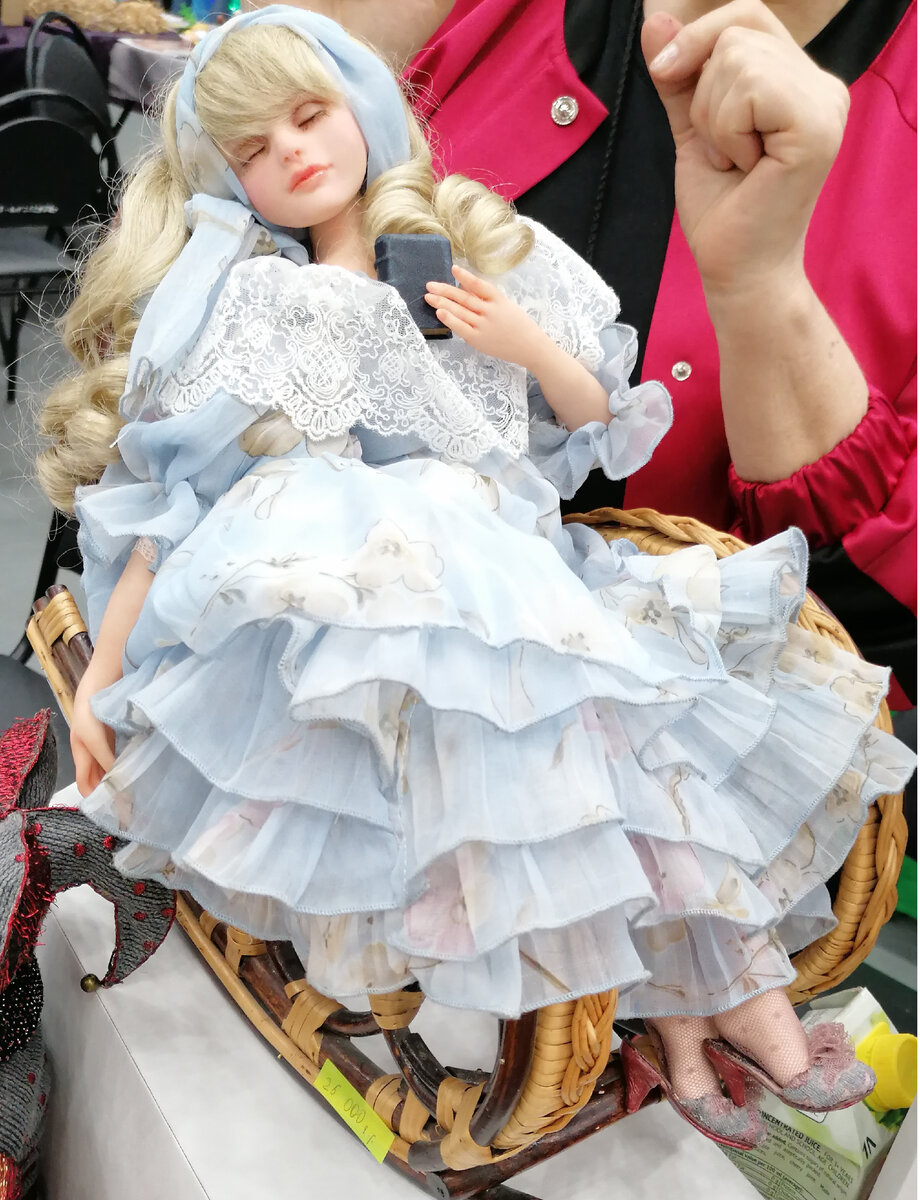 Самое большое количество кукол, выполненных в самых разнообразных техниках и из всевозможных материалов, можно увидеть на выставках. (фото автора)