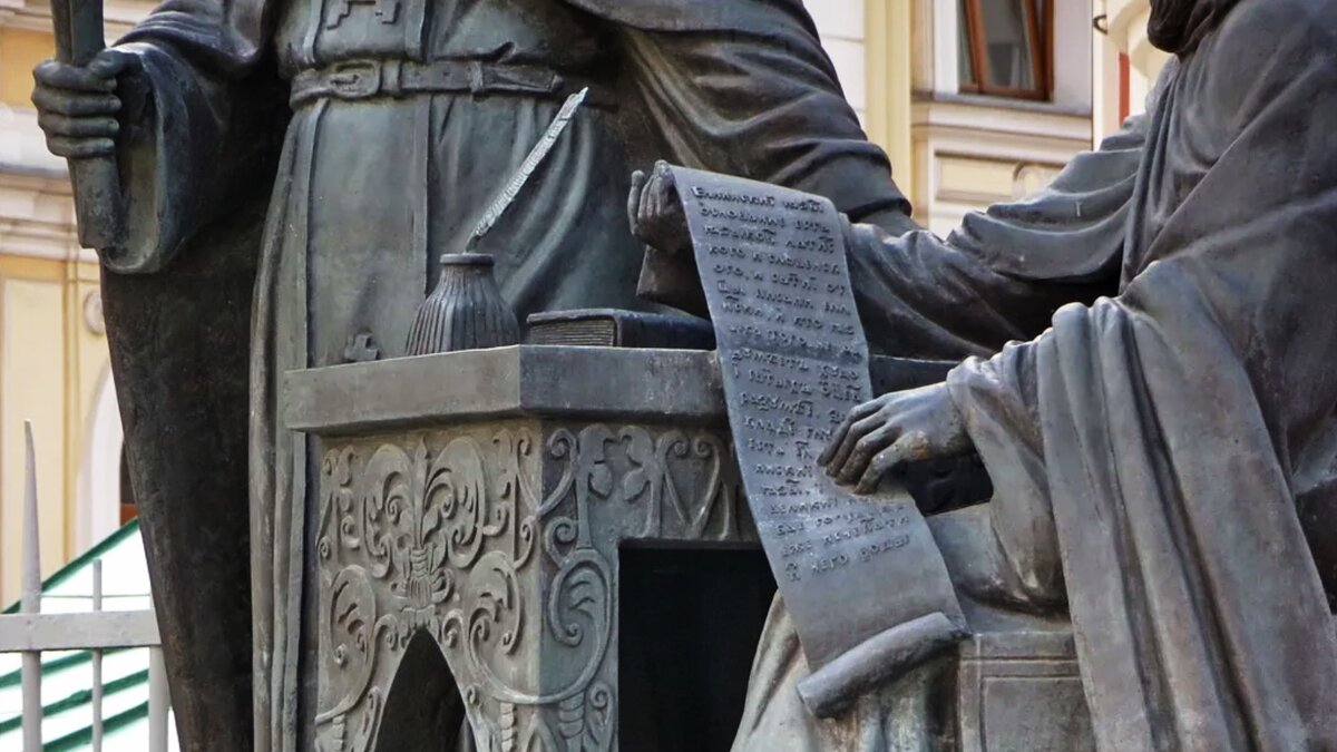 Авторы памятника — скульптор Вячеслав Клыков и архитектор Виктор Пасенко