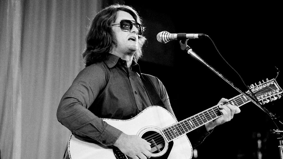 Градский в молодости с гитарой. Градский в 1993. Градский в молодости. Градский в поле под. Градский в поле под.