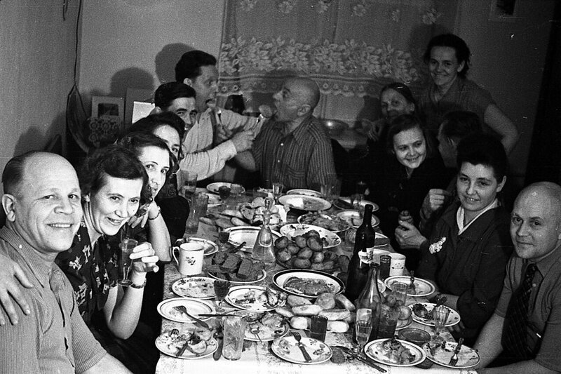 Как выпивали в украинских селах: атмосферные фото застолья из семейных архивов