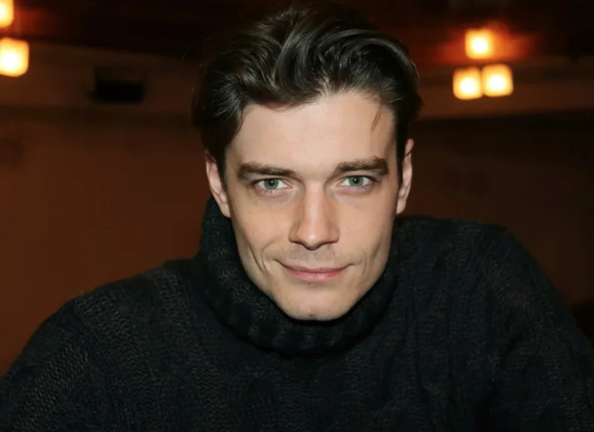 В детстве и юности Максим Матвеев был неуверенным, актёрская профессия помогла ему