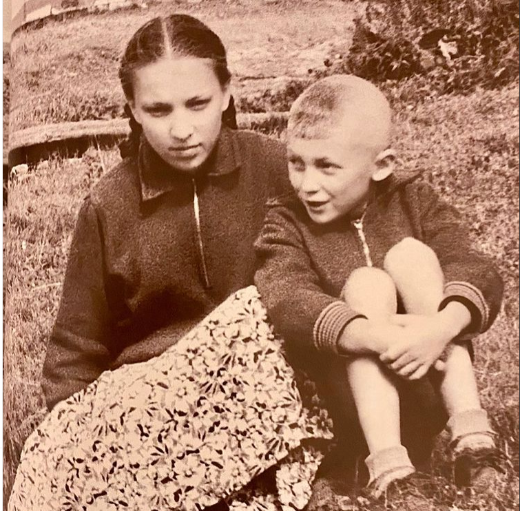 Карпов в детстве с сестрой Ларисой