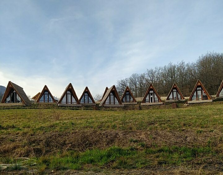 Так выглядят жилые домики в медитационном центре