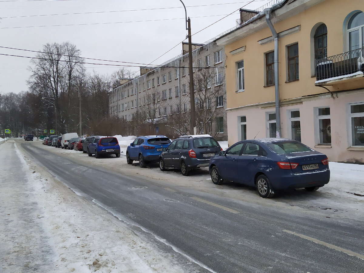Мы припарковались напротив.