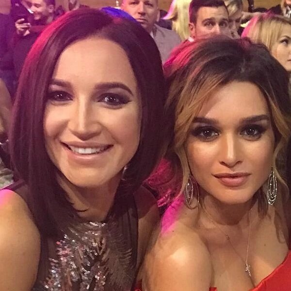 Могла по-женски написать сообщение»: Бузова назвала точку невозврата в отношениях с Бородиной

Телеведущая Ольга Бузова в сторис Instagram объяснила, почему не общается с Ксенией Бородиной. «Я всегда к Ксюше с уважением относилась как к коллеге. Потому что я профессионал и мне знакомо, что такое коллегиальная этика. Что не скажешь, к сожалению, о ней. За 17 лет я не слышала от Ксюши ни одного плохого слова в лицо. Только за глаза, только за спиной. И особенно активно в социальных сетях. Это ее выбор. Каждый живет так, как считает нужным».

Как отметила Бузова, точка невозврата в их отношениях с Бородиной произошла в тот момент, когда коллега стала вести «Дом-2» с блогером Давидом Манукяном, бывшим возлюбленным Ольги Бузовой. «Он знает, что его приглашение было просто местью мне от продюсеров. Она хотя бы по-женски могла мне написать сообщение об этом. Просто предупредить по-человечески. Но она решила по-другому. Люди быстро забывают все хорошее», — заявила Ольга Бузова.

Бузова заметила, что в свое время вести шоу предлагали экс-возлюбленному Бородиной Михаилу Терешину. Она пришла к продюсерам и сказала, что покинет шоу вместе с Бородиной, если такое случится.