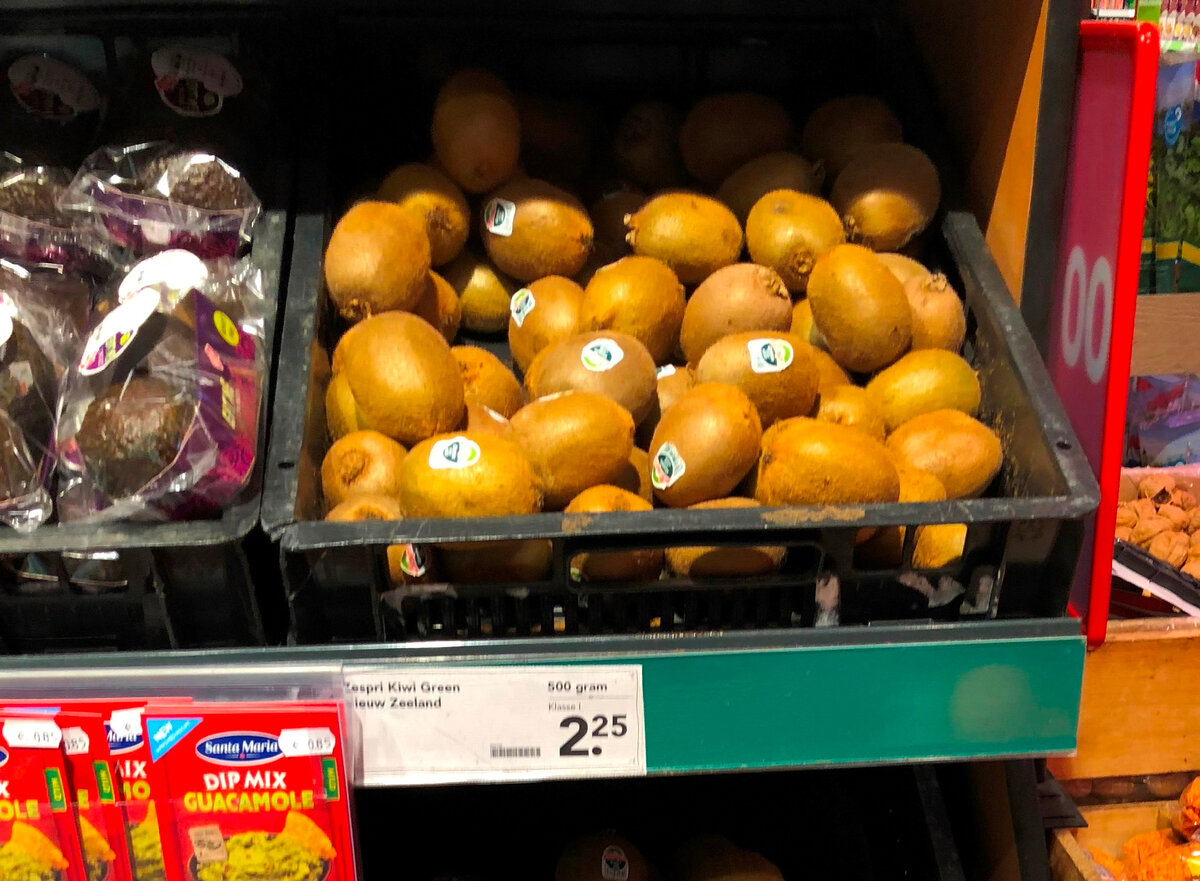 Обратите внимание на ценник: цена указана за 500 грамм. То есть килограмм  киви 4,5 евро (4,5*86 = 387р за килограмм)