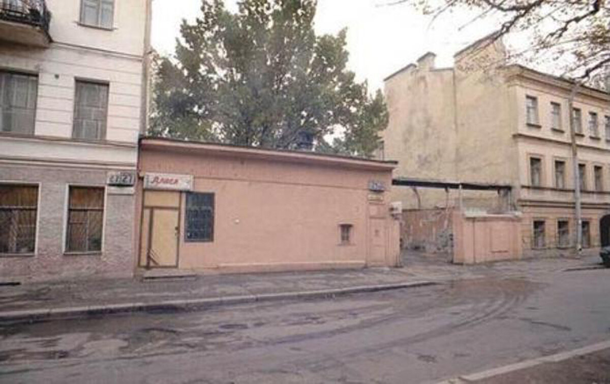 С левой стороны участка размещалось одноэтажное здание, а с правой стороны - проезд.