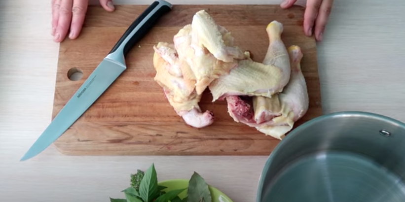 Разрезаем курицу