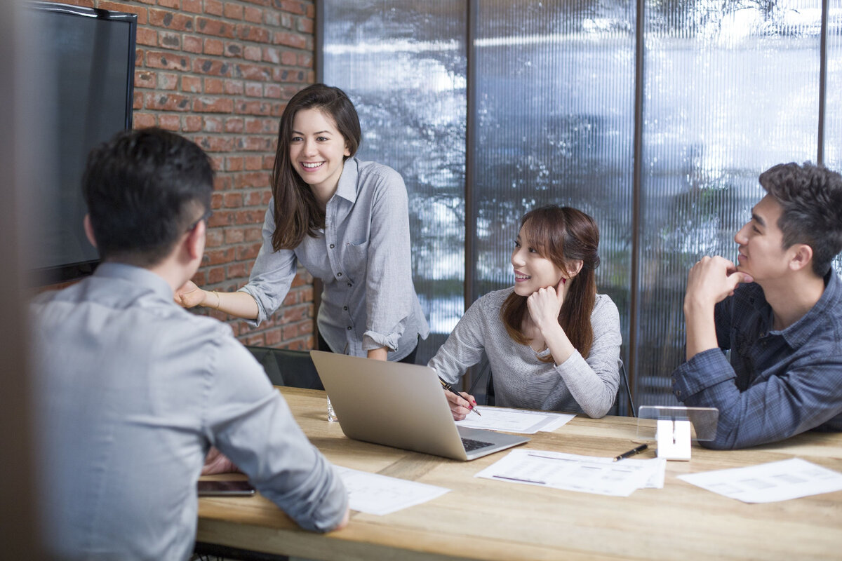 5 лайфхаков для начинающих и не только HR-специалистов 
Наша постоянная рубрика, советы и лайфхаки специалистам разных отраслей.

HR-специалист (эйчар) - это профессионал, который занимается «Human Resources», то есть «человеческими ресурсами». Он является связующим звеном между руководством компании, её сотрудниками и рынком труда. Эйчар работает непосредственно с людьми, подбирает самые подходящие кадры, управляет человеческими ресурсами для выполнения стратегических задач компании, разрабатывает систему мотивации, обучения и развития персонала, создаёт благоприятный корпоративный климат.