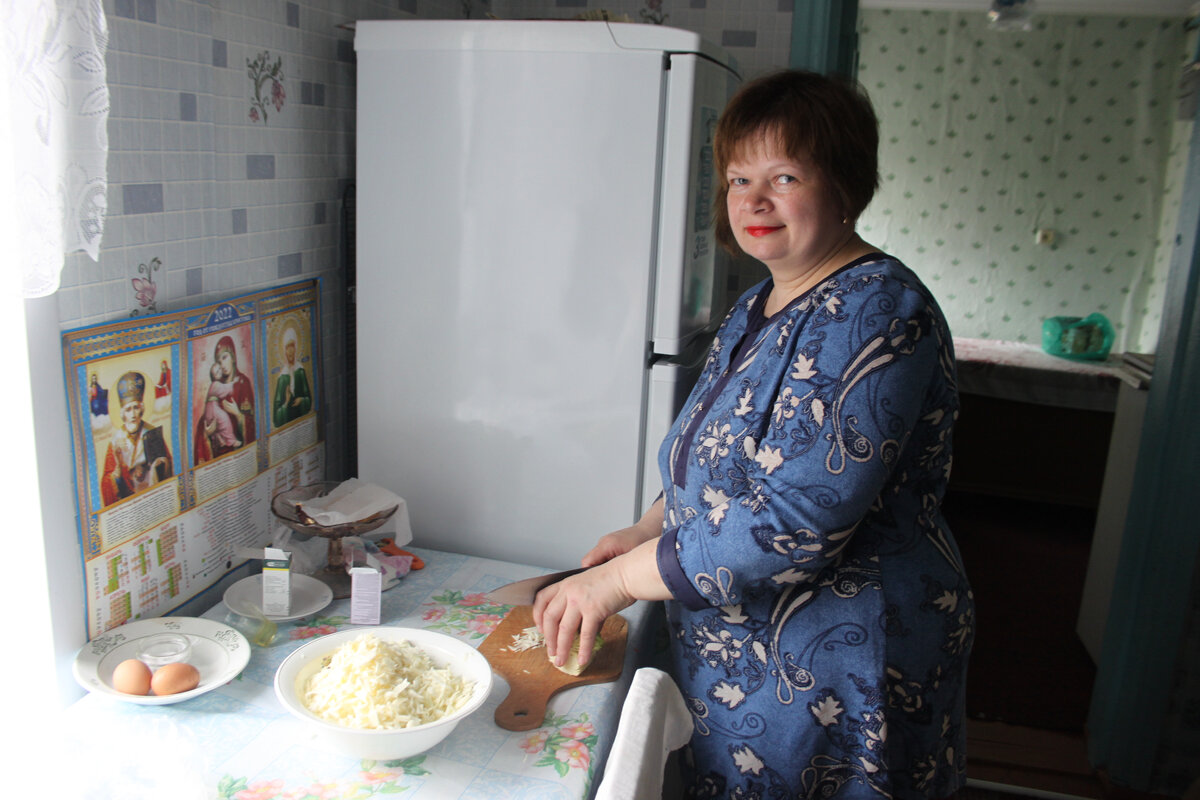 Зименскова готовит обед для своих подопечных. 