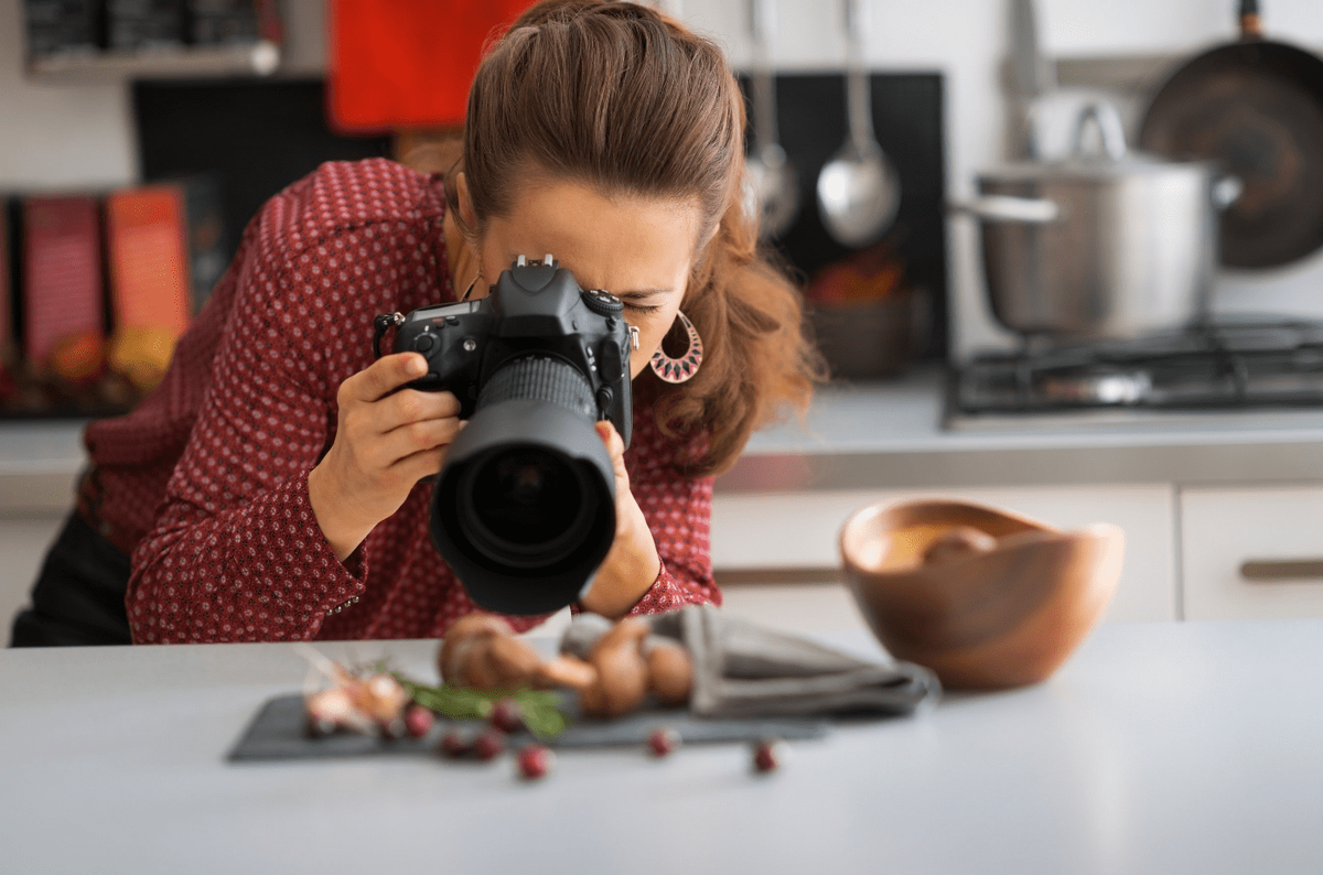 Хобби прошлого. Фуд фотограф. Фотосъемка еды. Девушка фотографирует еду. Человек фотографирует еду.