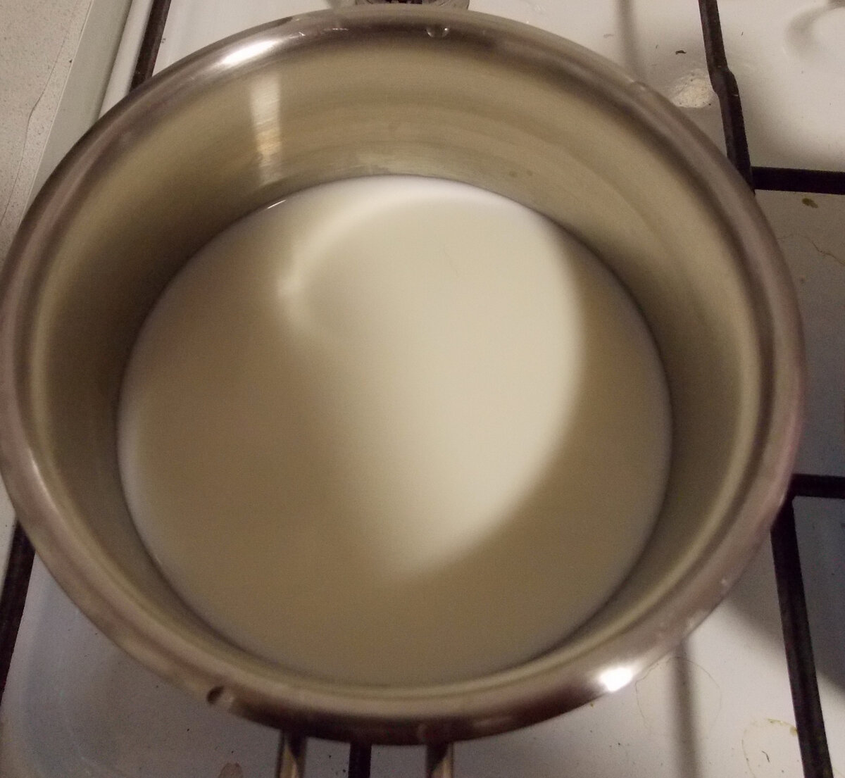 Так выглядит у меня кастрюля с молоком, стоящая на газовой плите.