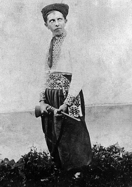 Студент С. Бандера, член ОУН, в украинской национальной одежде 1929г. Фото в свободном доступе