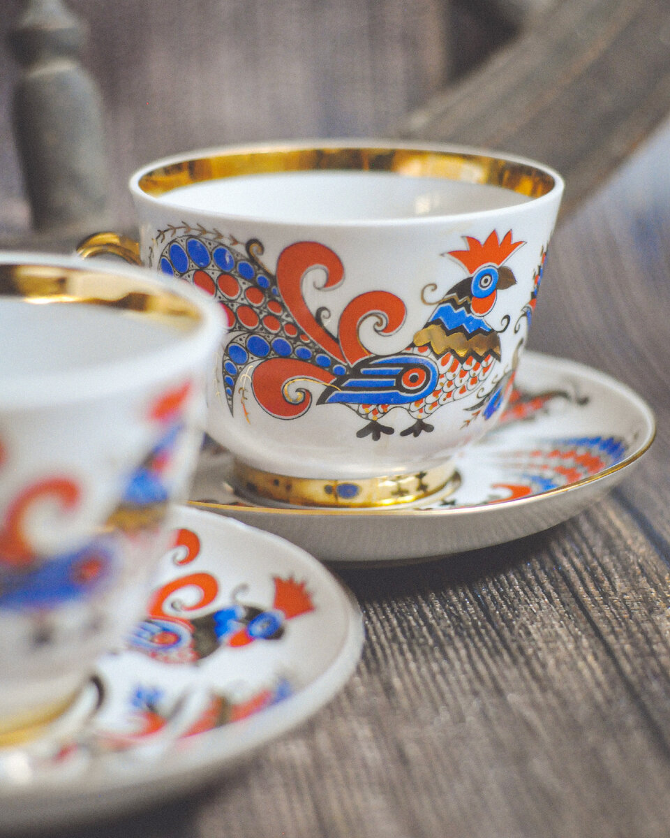 ЛФЗ, «Два петуха». Автор росписи Людмила Сергеевна Лобанкова, автор формы "Подарочная" Серафима Евгеньевна Яковлева.