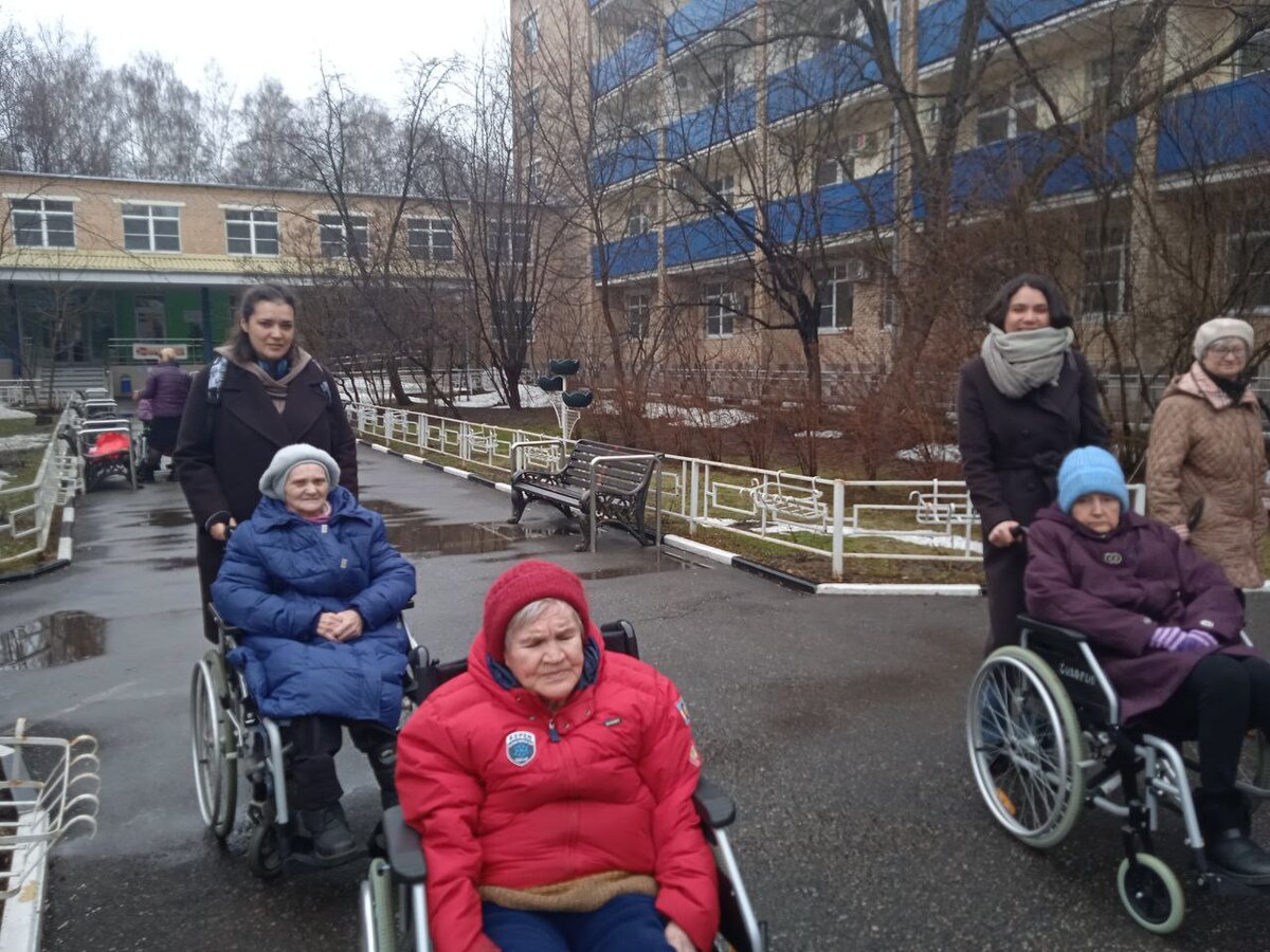 Три волонтера - три коляски. 