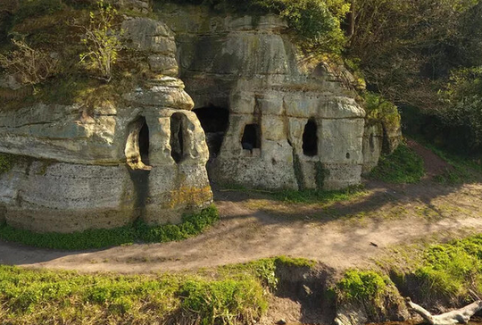 К пещерам и руинам всегда тянуло людей