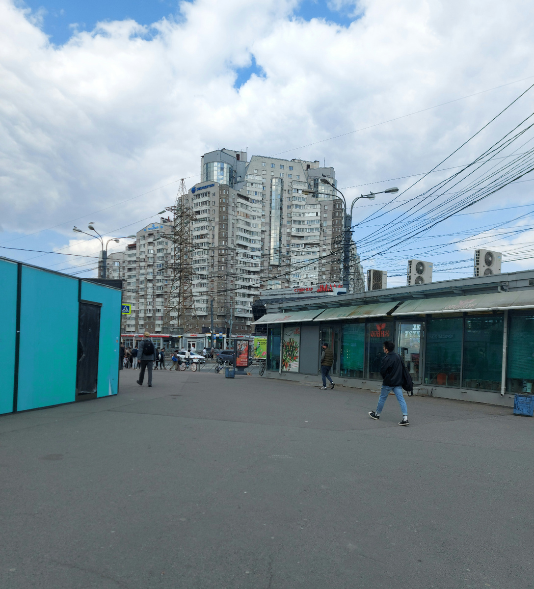 В этои районе много высоток.
