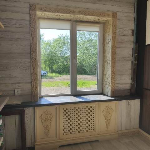 Небольшой элемент интерьера с резьбой, обрамление откосов и радиаторная решетка.