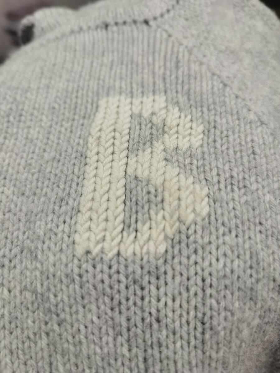 На фото пример вышивки по петлям